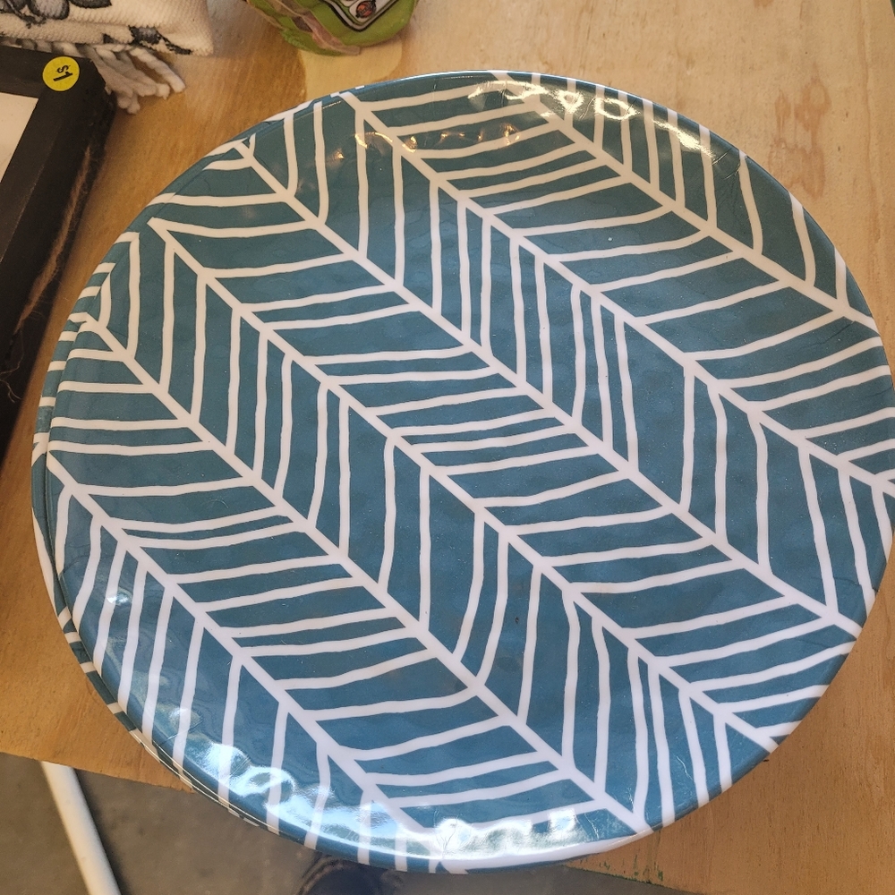 Plastic plates and bowl
